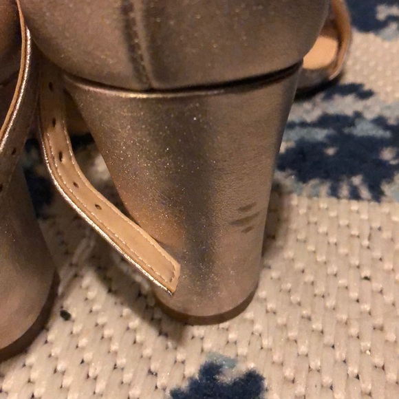 Vince Camuto gold block heels - Picture 4 of 4